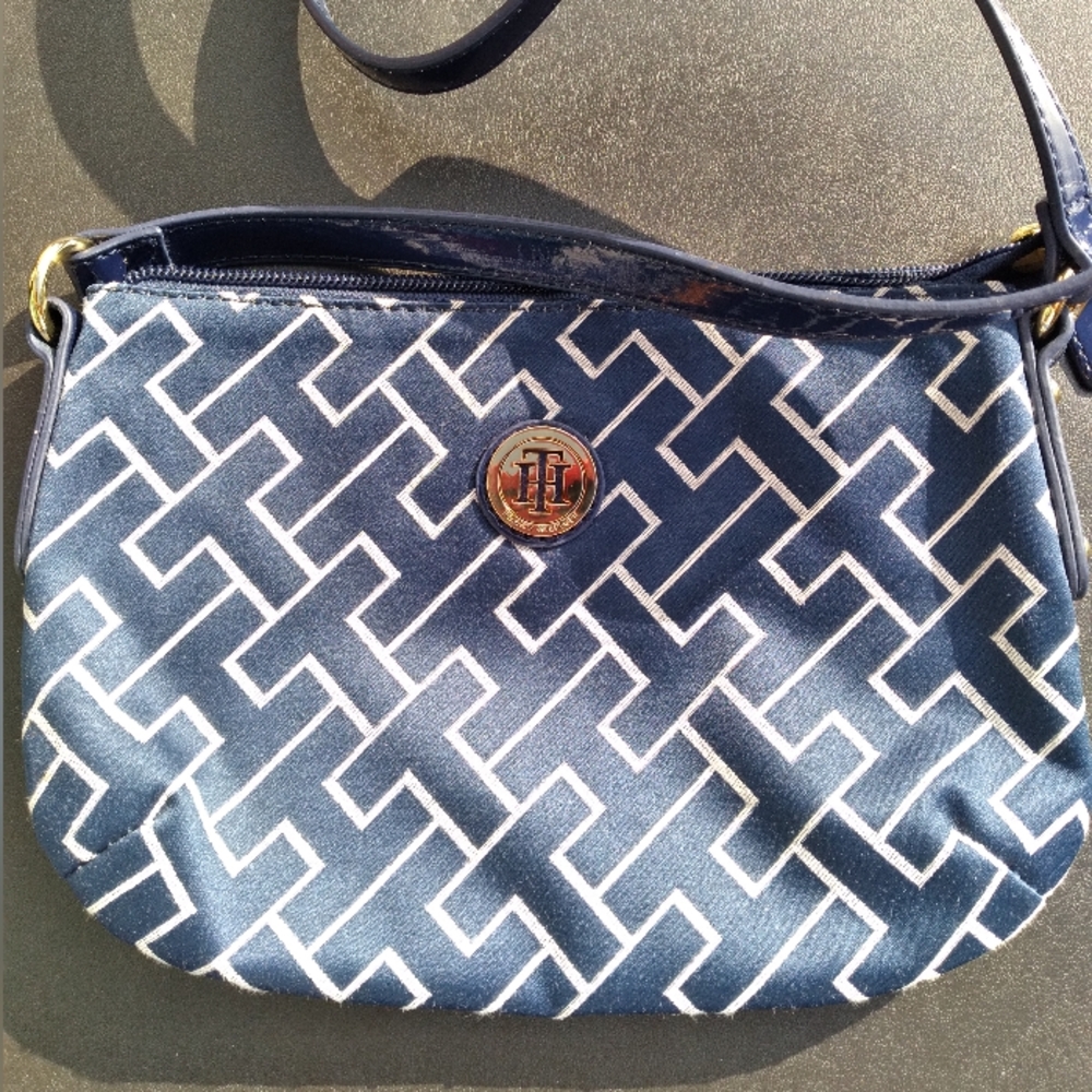 Tommy Hilfiger Navy purse 9 Inches x 6 1/2 inches. Zipper closure